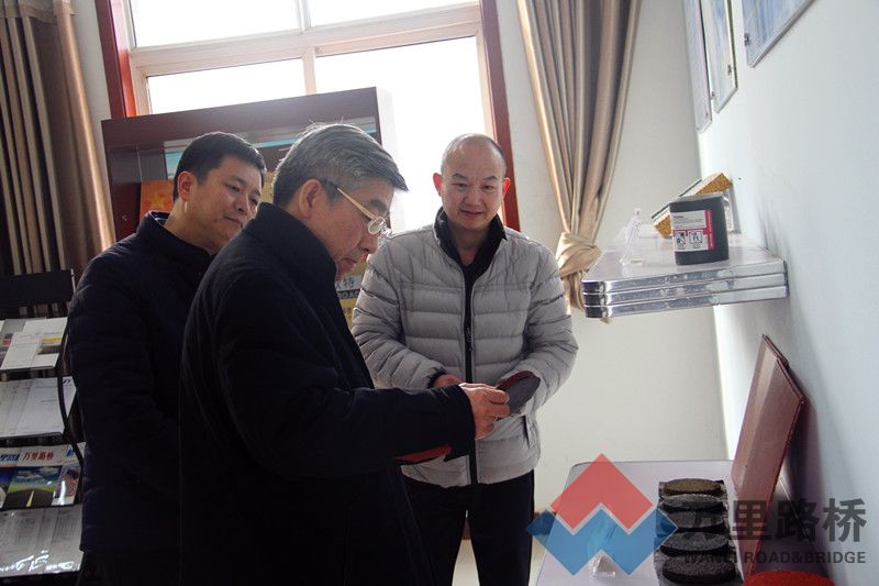 中國工程院土木、水利與建筑工程學(xué)部鄭健龍?jiān)菏可W臨萬里路橋考察指導(dǎo)