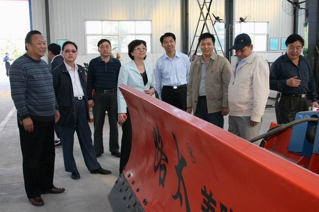 省民營企業(yè)家協(xié)會理事長張世英調(diào)研路太養(yǎng)路機械新技術(shù)應(yīng)用產(chǎn)業(yè)化