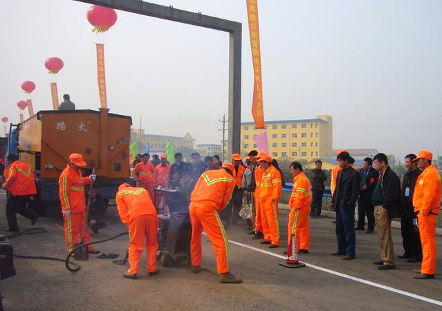 集團(tuán)公司新技術(shù)、新機(jī)械、新材料在全省高速公路職工技能競賽中全面展示