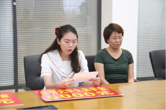 濃濃萬里情，助力大學(xué)夢||萬里交科為考入大學(xué)的員工子女頒發(fā)獎(jiǎng)金