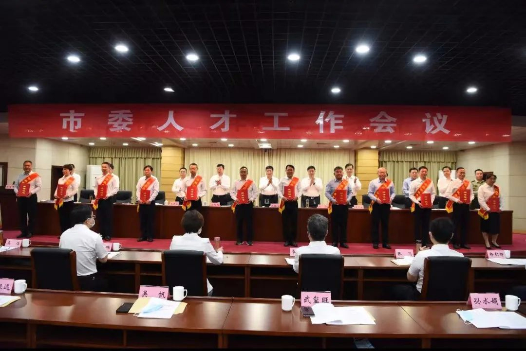 萬里交科兩位專家被評為首屆許昌市優(yōu)秀專家！