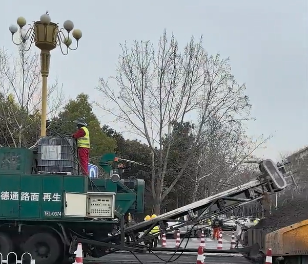 春暖花開，許昌市魏文路德通路面再生列車高品質(zhì)順暢作業(yè)
