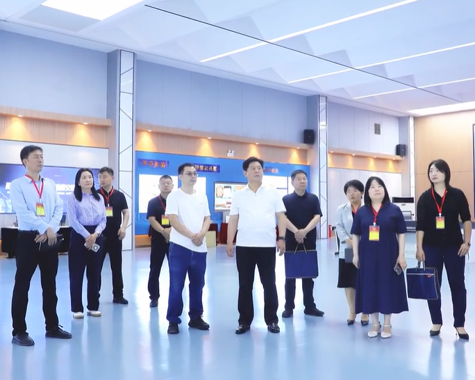 5月14日上午，魏都區(qū)人大常委會副主任盧軍一行蒞臨萬里交科智能制造產(chǎn)業(yè)園考察調(diào)研德通路面再生列車及路面再生產(chǎn)業(yè)互聯(lián)網(wǎng)平臺等創(chuàng)新成果