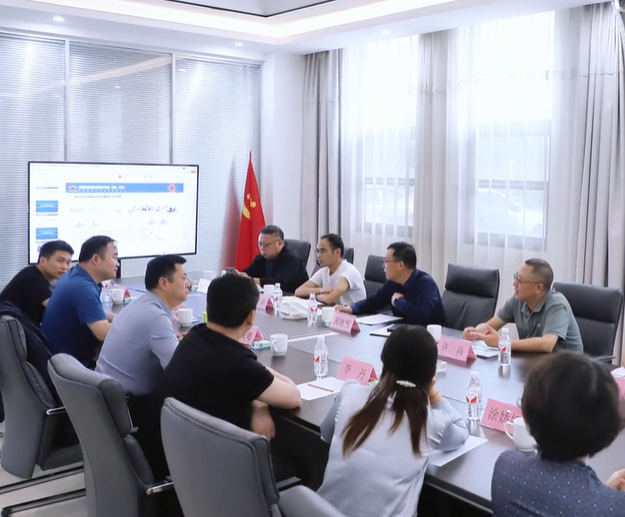 5月25日，我國知名的路面工程專家、東南大學(xué)黃曉明教授，與江西交投技術(shù)顧問許兵等江西省高速公路養(yǎng)護(hù)專家領(lǐng)導(dǎo)一行蒞臨許昌調(diào)研，充分肯定德通路面再生列車開發(fā)和工程應(yīng)用效果，建議深入挖掘工程質(zhì)量提升和保障機(jī)理及工藝流程優(yōu)化固化，積累更多的數(shù)據(jù)進(jìn)一步總結(jié)提升，推動和引領(lǐng)國家路面再生行業(yè)技術(shù)進(jìn)步。