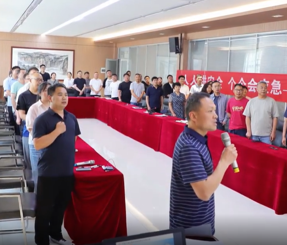 5月26日下午，萬里交科舉行以“人人講安全 個個會應(yīng)急——查找身邊安全隱患”為主題的2025年“安全生產(chǎn)月”啟動儀式，開展安全技能培訓(xùn)，組織安全宣誓簽字，深入貫徹風(fēng)險(xiǎn)防范管控，嚴(yán)格落實(shí)隱患排查治理，多措并舉全力筑牢安全防線！