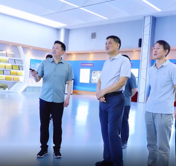 海南省公路學(xué)會理事長劉闖一行蒞臨萬里交科智能制造產(chǎn)業(yè)園考察指導(dǎo)，河南省公路學(xué)會理事長朱理平等領(lǐng)導(dǎo)陪同。