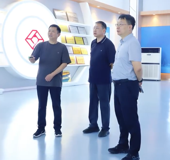 中交養(yǎng)護(hù)集團(tuán)專家考察安陽文明大道路面再生作業(yè)現(xiàn)場，以及許昌已經(jīng)通車的許都路、魏文路、建安大道、帝豪路和許繼大道等再生路面，歡迎全國各地專家領(lǐng)導(dǎo)蒞臨德通路面再生列車作業(yè)現(xiàn)場指導(dǎo)交流。