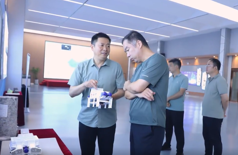 我國知名路面再生技術(shù)專家、東南大學(xué)趙永利教授，江西省交投技術(shù)顧問許兵蒞臨許昌，考察指導(dǎo)德通路面再生列車研發(fā)和成果推廣工作，幫助德通路面再生團(tuán)隊(duì)把產(chǎn)品研發(fā)的更好、把應(yīng)用場景打造的更好， 更好的引領(lǐng)路面再生行業(yè)技術(shù)進(jìn)步