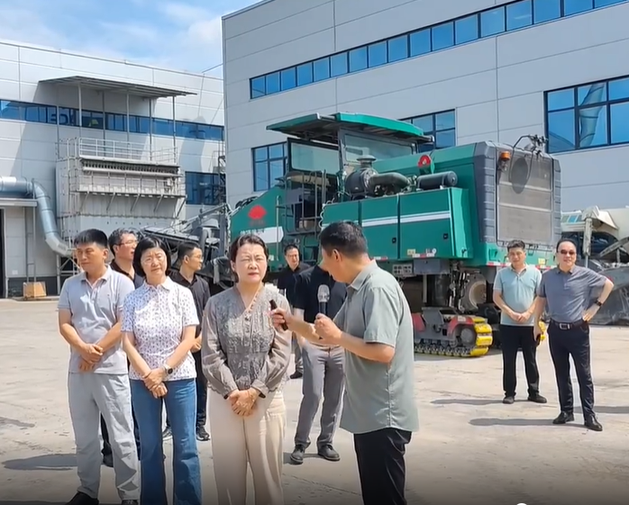 河南省交通運(yùn)輸廳科技處陳芳處長(zhǎng)帶隊(duì)蒞臨許昌，調(diào)研德通路面再生列車(chē)研發(fā)和應(yīng)用成果，廳建設(shè)技術(shù)中心、省交通投資集團(tuán)許昌分公司、許昌繞城高速公路公司等主要負(fù)責(zé)同志陪同調(diào)研。